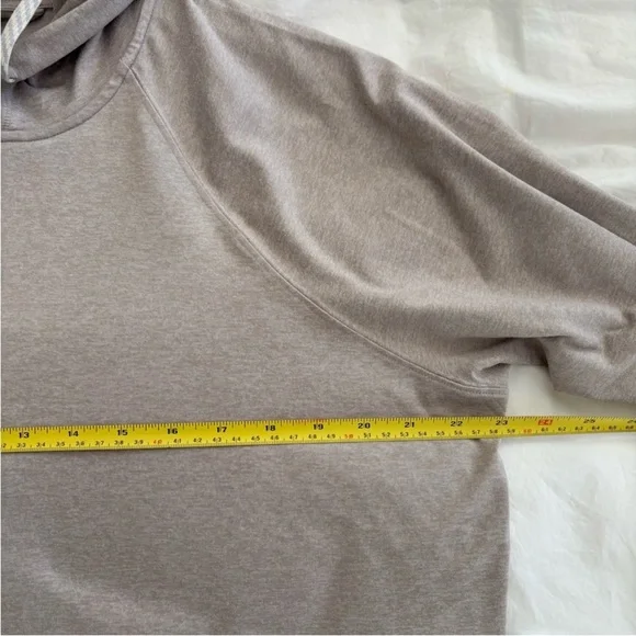 Vuori Halo Oversized Hoodie Oyster Heather
Size XSmall - Picture 3 of 7